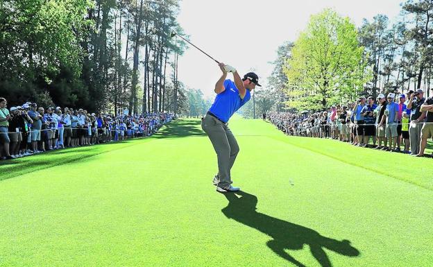 Rahm practica la salida en el tee del hoyo 7 durante su primer Masters, en el que llegó a aparecer en el marcador principal en la séptima plaza tras hacer birdie al 11 el tercer día de competición.