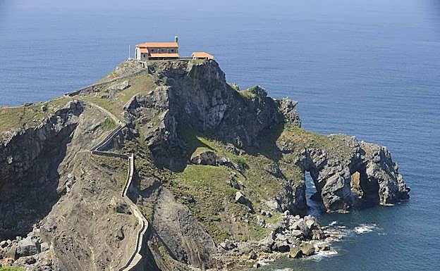 Un helicóptero rescata a una mujer accidentada en San Juan de Gaztelugatxe