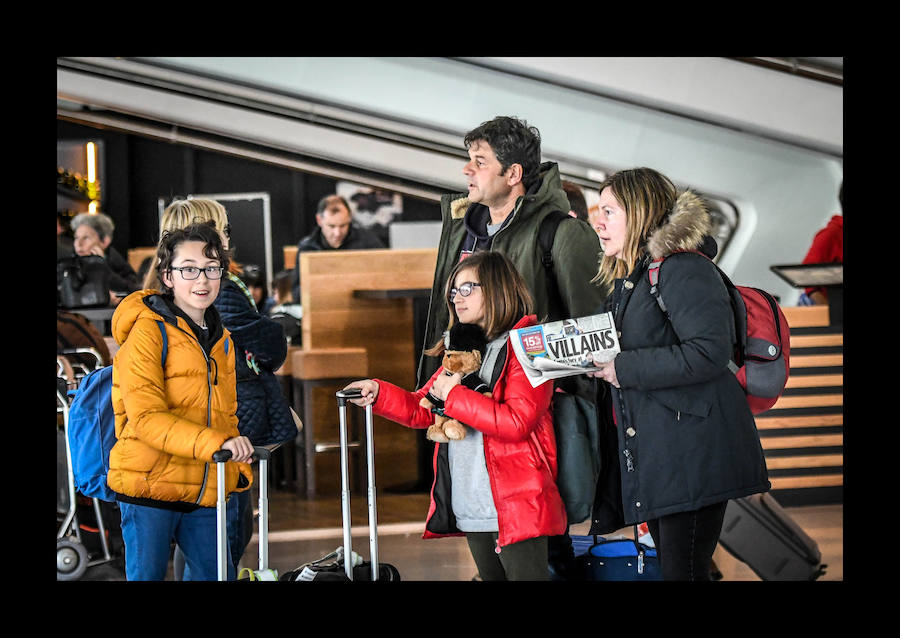 Hoy es el día de más actividad del año en el aeropuerto, al juntarse los viajeros que llegan de disrutar la Semana Santa con los que se marchan en Pascua