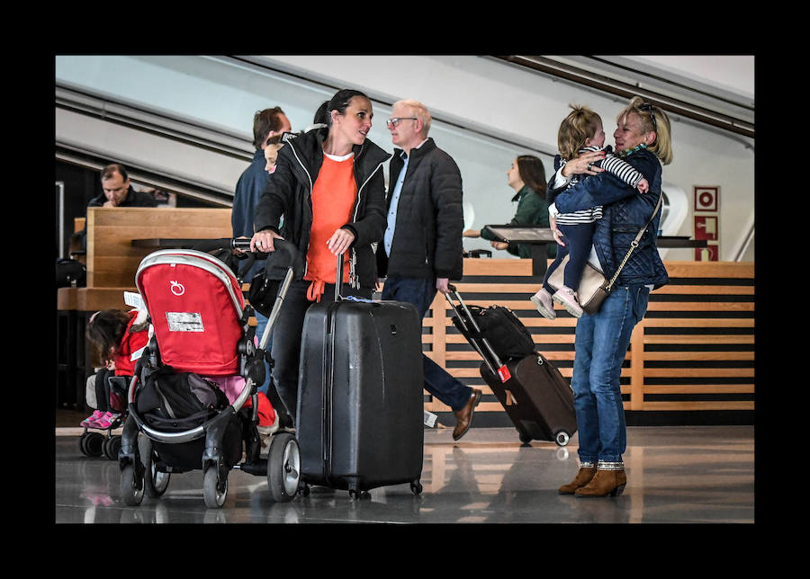 Hoy es el día de más actividad del año en el aeropuerto, al juntarse los viajeros que llegan de disrutar la Semana Santa con los que se marchan en Pascua