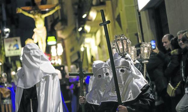 Los capuchinos abren el paso por delante de la imagen del Cristo de la Buena Muerte por la Calle de Santo Tomás de Haro.