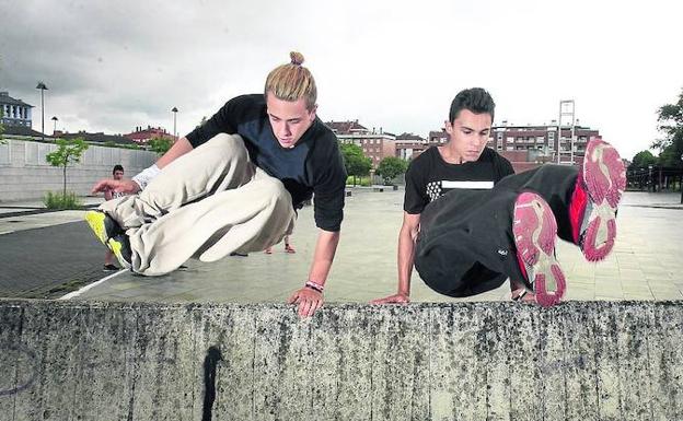 Dos jóvenes practican parkour en Vitoria, una disciplina basada en la superación de obstáculos.