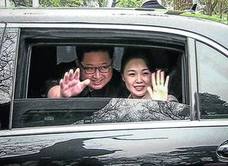 Kim Jong-un y su mujer, Ri Sol-ju, saludan sonrientes al visitar Pekín la semana pasada.