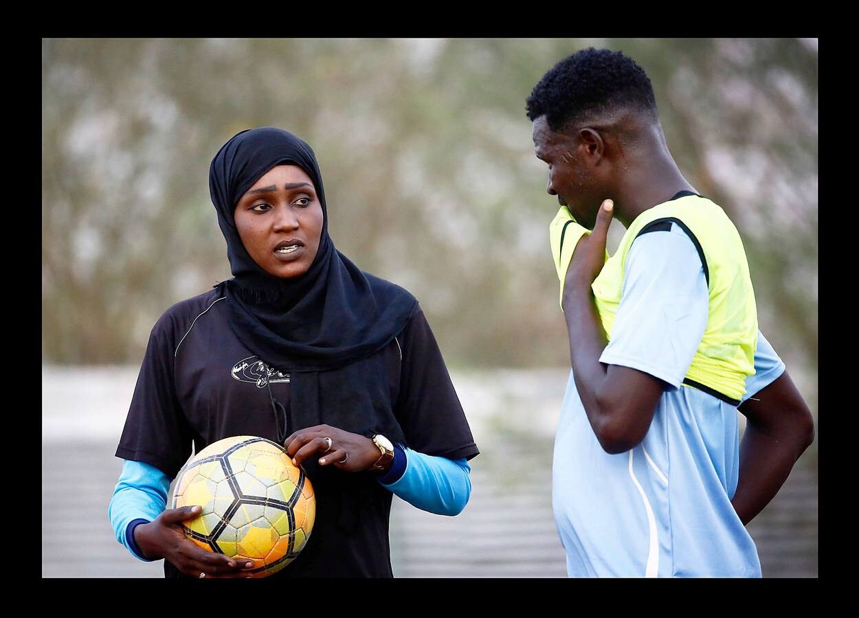 Selma Al Majidi, de 25 años, es la primera mujer árabe sudanesa, reconocida por la FIFA, en entrenar un equipo de fútbol masculino en el mundo árabe. En su país, donde los equipos femeninos son inexistentes, la pasión de Selma por este deporte resultaba un sueño inalcanzable y la única manera de participar en él era convertirse en entrenadora. «Al principio algunos jugadores no querían trabajar conmigo porque yo era una mujer. Con el tiempo, sin embargo, me han respetado y elogiado por mi trabajo». En la actualidad, Selma entrena al Al-Ahly Al-Gadaref de Jartum, pero desea avanzar. «Espero poder continuar en este camino para dirigir un club de primera división o incluso alcanzar el nivel internacional para entrenar al equipo nacional».