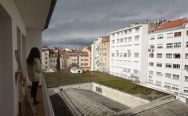 El patio interior de la manzana, con el parking –tejado verde– y la piscina –cubierta gris– .