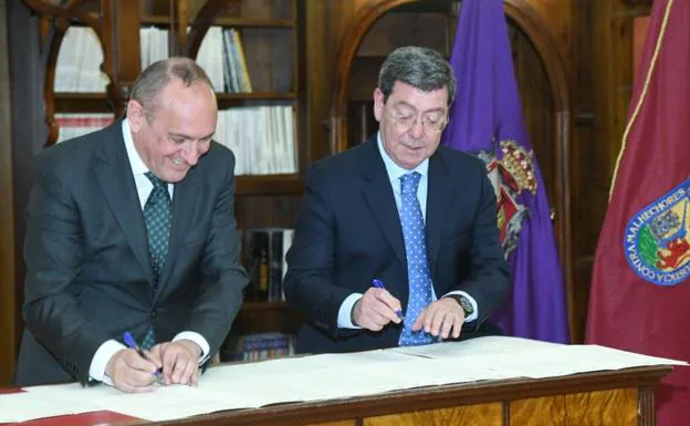 Ramiro González y César Rico firman los convenios de colaboración.
