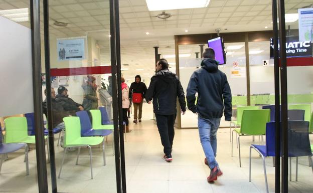 Varias personas entran en una oficina de Lanbide.