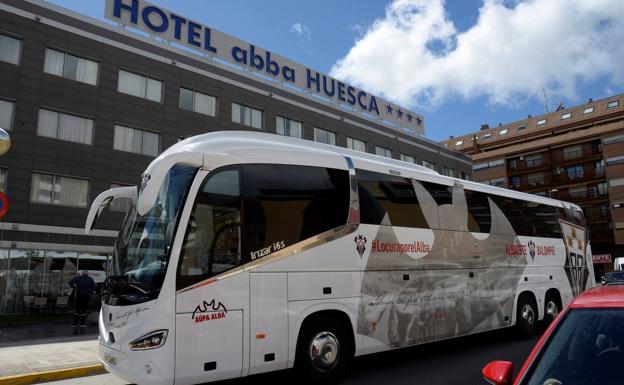 El autobús del Albacete frente a la entrada del Hotel abba Huesca. 