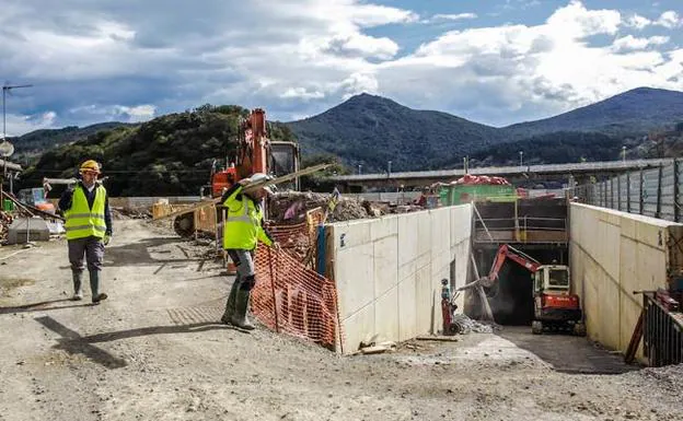 Los trajadores apuran las obras de construcción de la estación de bombeo en Sukarrieta. 