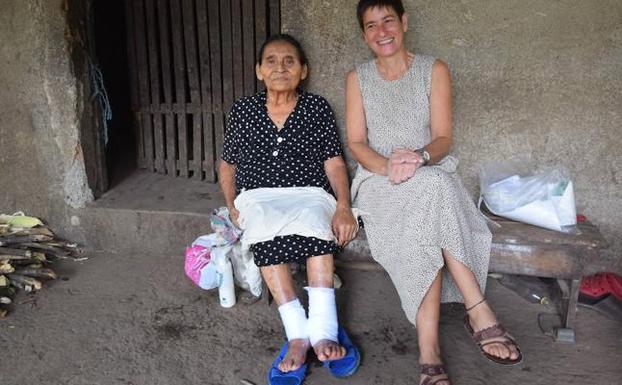 La enfermera de Elorrio Inma Escribano posa junto a una indígena nicaragüense. 