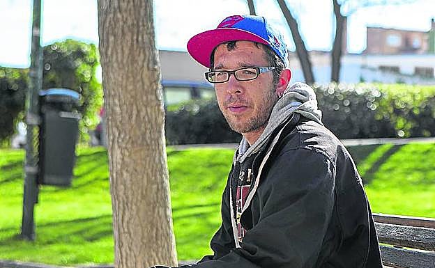 Javier, en un banco de un parque madrileño. 