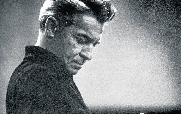 Gesto de concentración del maestro salzburgués Herbert von Karajan.