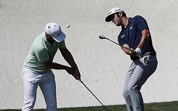 Jon Rahm golpea la bola junto al sueco Alex Noren durante el entrenamiento de ayer.