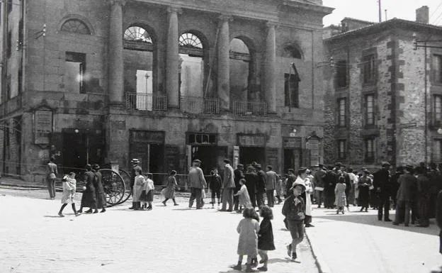 Vista del Teatro Principal de Vitoria, el día después del incendio que destrozó el edificio en 1914.