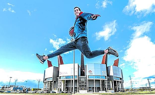 El gran salto. Luca Vildoza 'vuela' sobre el Buesa Arena a pocas horas de completar su primera fase regular de Euroliga. 