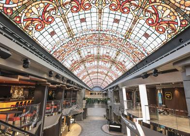 Imagen secundaria 1 - Piscinas de la cubierta, los juegos de luces representan cuadros en la galería y el particular aquapark del crucero.