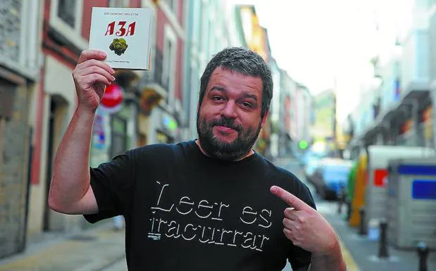 Promotor. Markos Gimeno Vesga, con uno de sus libros, '131 aza', en la calle Isasi.