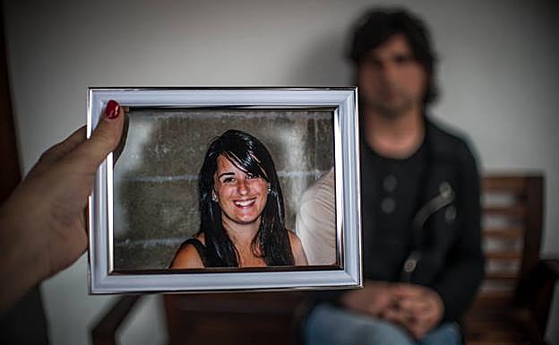 José, al fondo, y delante una de las fotos de recuerdo de su hermana Leyre. :: 