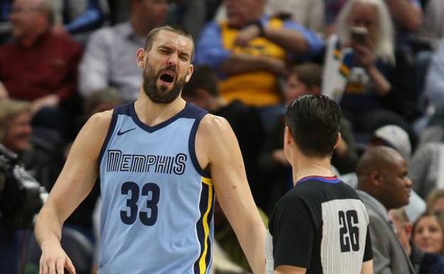 Marc Gasol protesta al árbitro. 