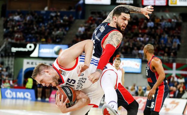 Poirier intenta defender su posición ante Stimac, jugador del Anadolu Efes.