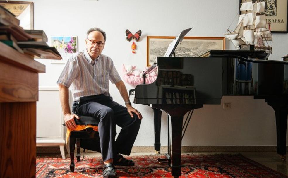 El compositor catalán Benet Casablancas, en su estudio. 
