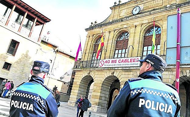 Dos agentes de la Jefatura de Policía Local realizan labores de vigilancia frente a la fachada del Ayuntamiento jarrero, en el corazón de la Plaza de la Paz.