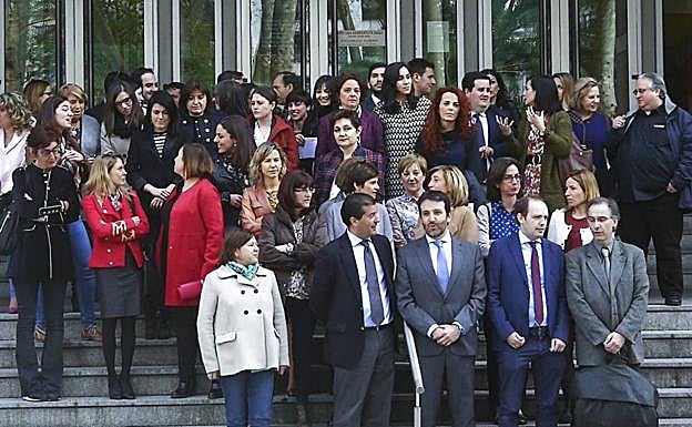 Medio centenar de jueces y fiscales vizcaínos se concentraron ayer en la escalinata del Palacio de Justicia de Bilbao. 