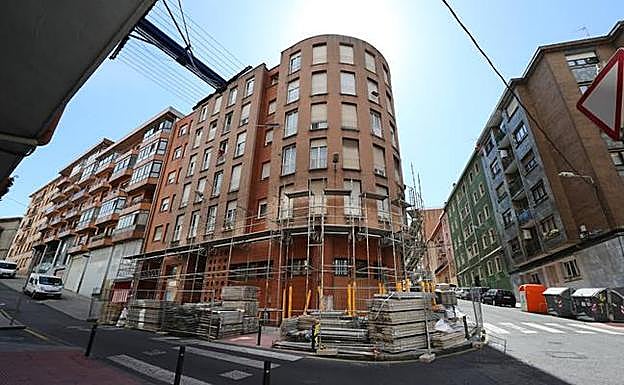 Los andamios se empezaron a instalar ayer en todos los inmuebles afectados por el plan. 
