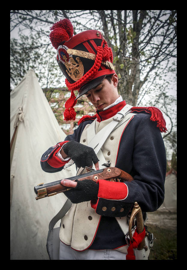 El aguacero chafó la réplica a pequeñísima escala de la refriega acontecida en 1813 en Vitoria, aunque el destacamento de soldados franceses ofreció a cambio explicaciones sobre su vestimenta, armamento y modo de vida 