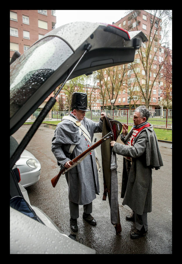 El aguacero chafó la réplica a pequeñísima escala de la refriega acontecida en 1813 en Vitoria, aunque el destacamento de soldados franceses ofreció a cambio explicaciones sobre su vestimenta, armamento y modo de vida 