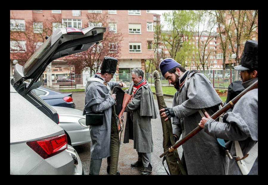 El aguacero chafó la réplica a pequeñísima escala de la refriega acontecida en 1813 en Vitoria, aunque el destacamento de soldados franceses ofreció a cambio explicaciones sobre su vestimenta, armamento y modo de vida 