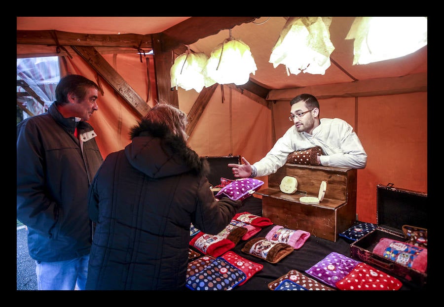 El aguacero chafó la réplica a pequeñísima escala de la refriega acontecida en 1813 en Vitoria, aunque el destacamento de soldados franceses ofreció a cambio explicaciones sobre su vestimenta, armamento y modo de vida 