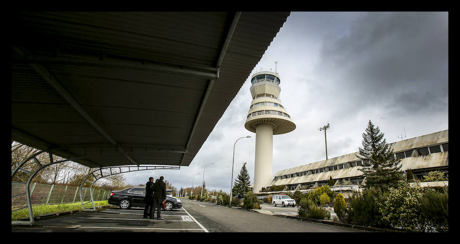 EL CORREO accede a la torre de control, que coordinó más de 8.400 vuelos el último año.