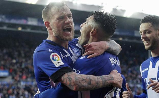 Munir El Haddadi (d) y John Guidetti celebran el gol del primero.