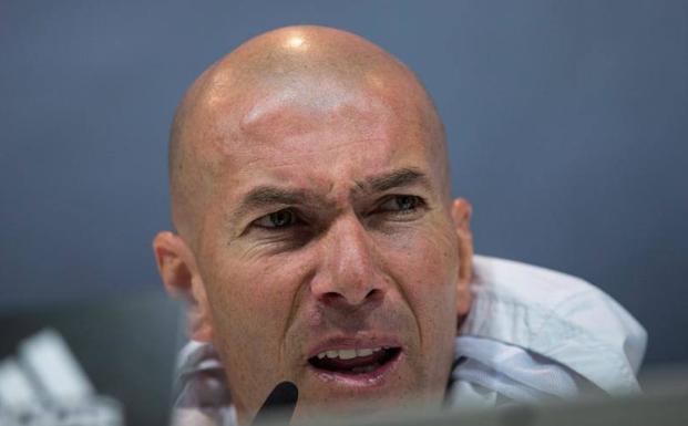 Zinedine Zidane, técnico del Real Madrid, en la previa del derbi ante el Atlético en el Bernabéu. 