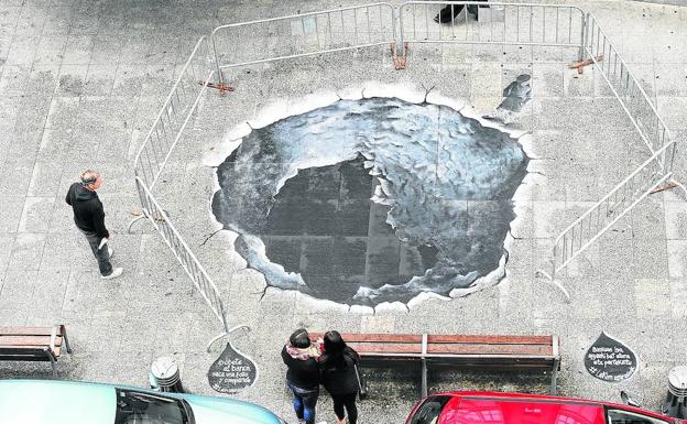 El Ayuntamiento realizó un dibujo conmemorativo del agujero que dejó la bomba en la antigua O´Donell, hoy Ego-gain .