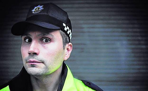 Tiempo de cambio. La Corporación santurtziarra y la Policía Municipal acomodaron las tareas del agente Óscar Abad a su situación, tras conocer el diagnóstico.