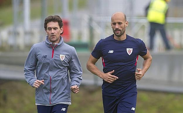 Mikel Rico, con Xabier Clemente, durante un entrenamiento en Lezama