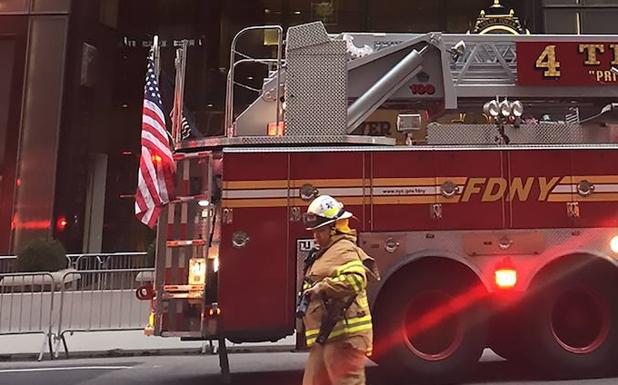Un camión de bomberos a la puerta de la Toerre Trump de Nueva York. 