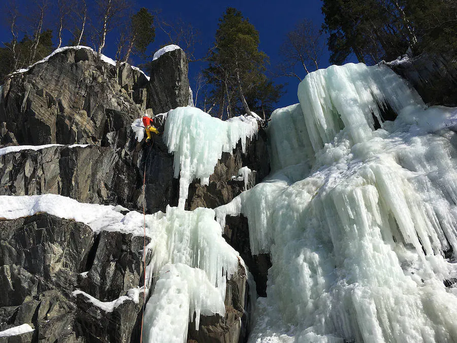 Los escaladores vitorianos han cambiado de registro para ascender por espectaculares y efímeras cascadas heladas. Lo han hecho en compañía de los experimentados alpinistas mallorquines José García, Joan Riera, Dalila Llanos y Susana López.