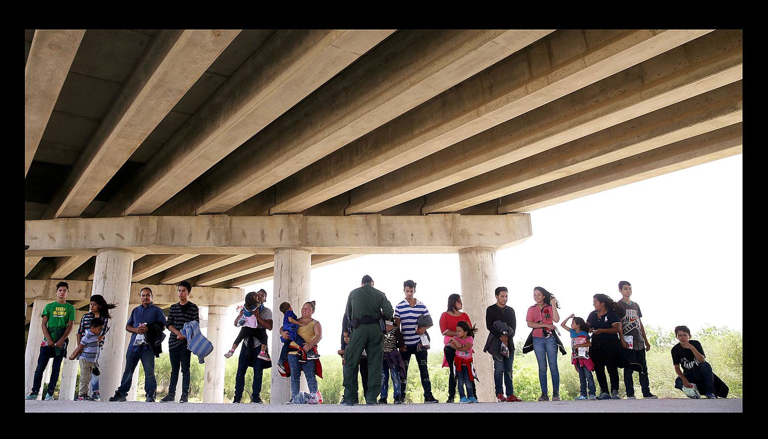 En el Valle de Río Grande, que abarca 19 condados y 17.000 millas cuadradas, en Texas, muy cerca de la frontera entre Estados Unidos y Méjico, apenas existía tráfico de drogas y de personas hasta hace unos años. Ahora, en sólo una semana, agentes de la patrulla fronteriza han decomisado cuatro toneladas de marihuana y, a lo largo de 2017 fueron detenidos alrededor de 200.000 inmigrantes ilegales. Las fotografías han sido tomadas en la localidad tejana de McAllen. 