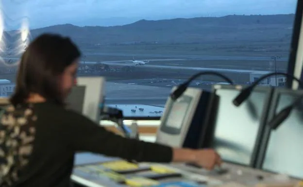 La controladora Sara Calvo, en la mesa de control de la torre de Foronda. 