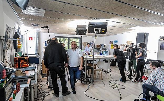 El director Víctor Cabaco en un momento del rodaje en el FabLab de Deusto.