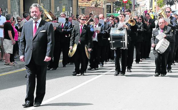 Ricardo Chiavetta encabeza la formación de la Banda de Música de Haro durante el desarrollo de la última procesión de San Felices, el 25 de junio de 2017.