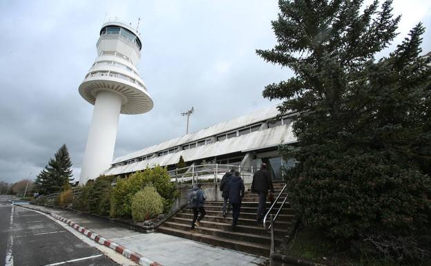 La torre de Foronda es la seña de identidad del aeropuerto.