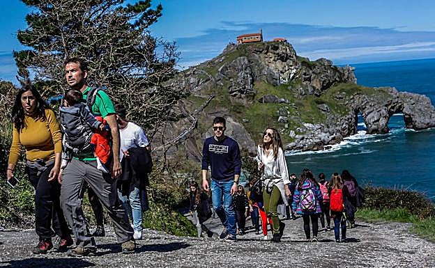 Turistas en Gaztelugatxe la pasada Semana Santa.