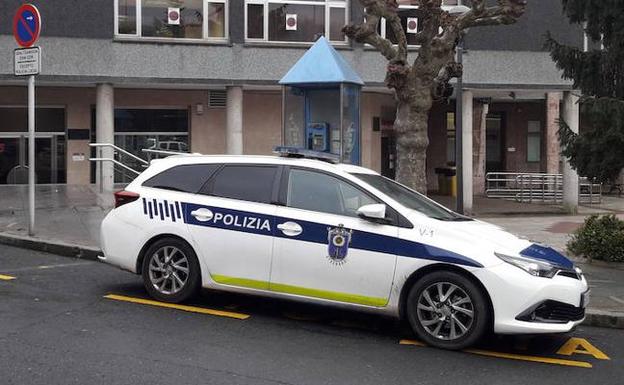 Una coche patrulla aparcado frente a la comisaría de Etxebarri.