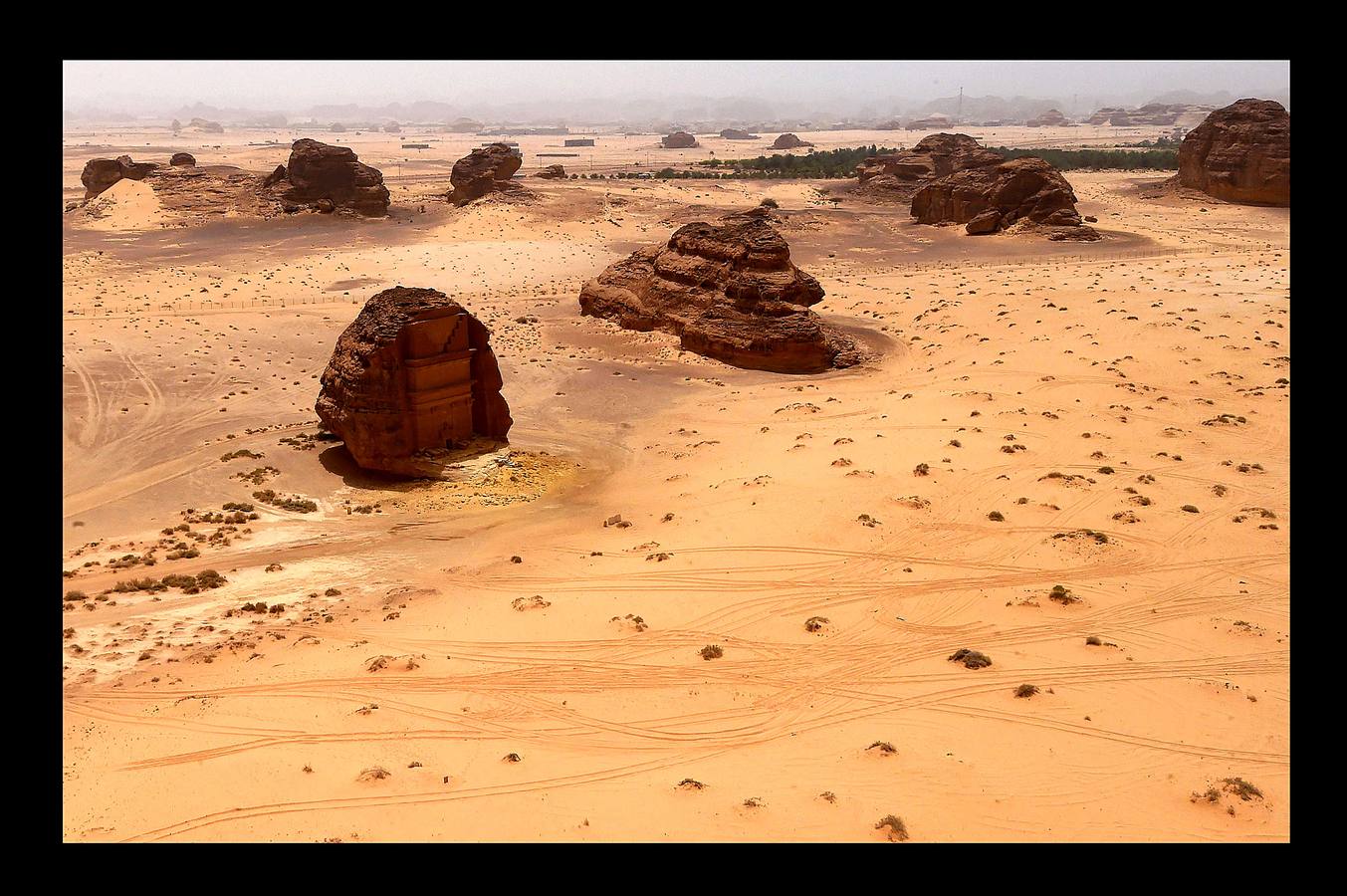 Madain Saleh es un conjunto de restos arqueológicos tallados en roca arenisca, considerados los segundos más importantes de la cultura nabatea después de Petra. Emplazados cerca de la ciudad de Al-Hula, al noroeste de Arabia Saudí, emergen en el desierto como gigantescas rocas labradas en forma de palacios, templos y grandes tumbas de hasta 16 metros de altura. Al-Ula, un área poco conocida, rica en vestigios de este tipo, que fue alguna vez encrucijada de civilizaciones, es vista como una joya turística en Arabia Saudí, que este año comenzará a emitir visas para turistas por primera vez.