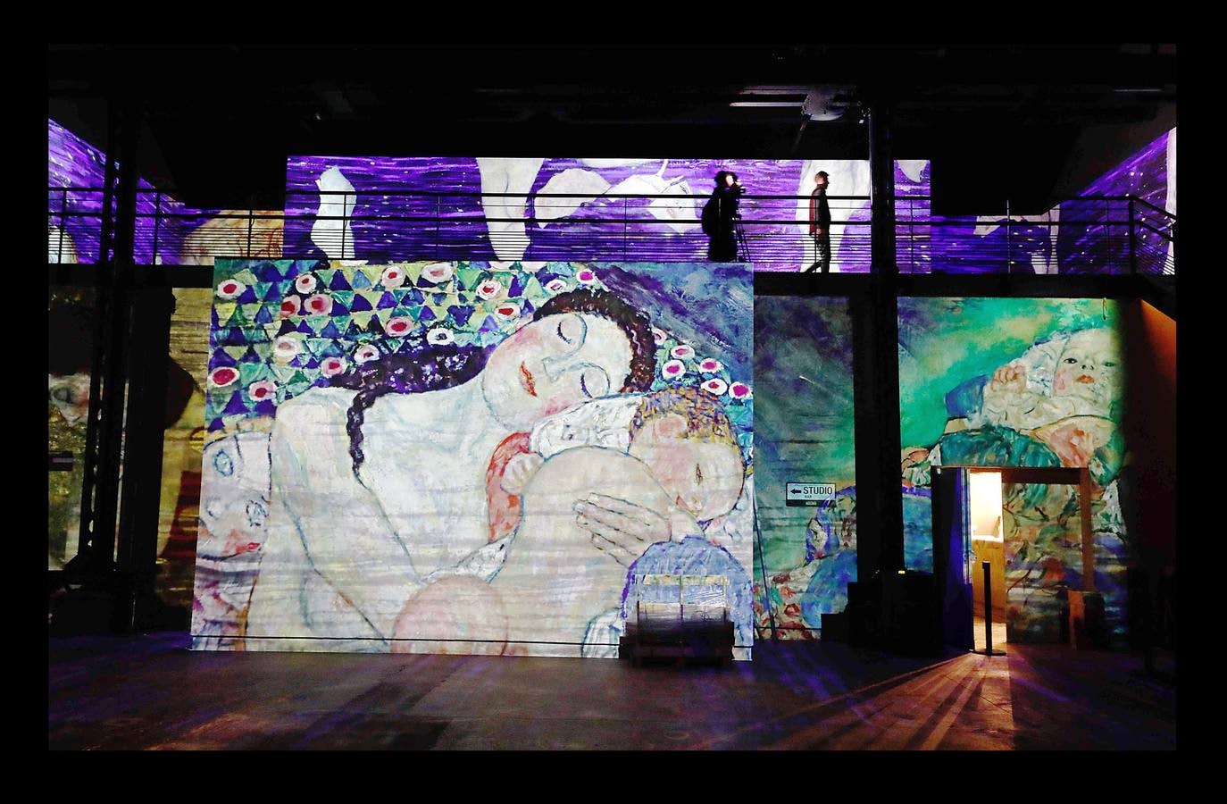 La pintura de Gustav Klimt se exhibe en el L'Atelier des Lumières, una antigua fundición convertida en Centro de Arte Digital, que estos días ha abierto las puertas en París. 