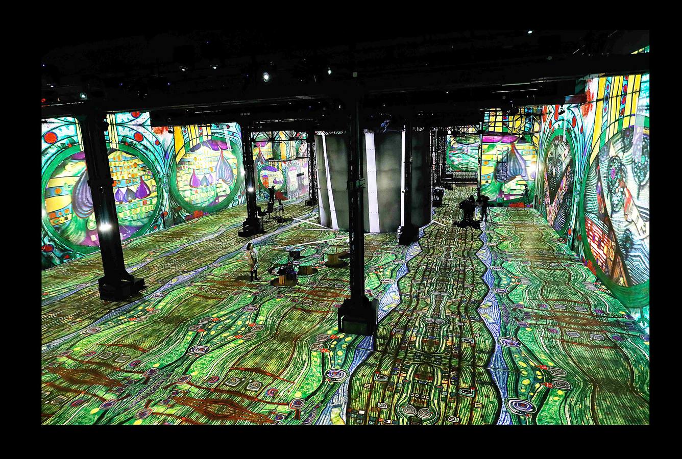 La pintura de Gustav Klimt se exhibe en el L'Atelier des Lumières, una antigua fundición convertida en Centro de Arte Digital, que estos días ha abierto las puertas en París. 